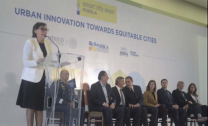 Junto al ex alcalde de Medellín, Aníbal Gaviria, el alcalde de Puebla Tony Gali participó en el Diálogo entre Puebla y Medellín: La Equidad como Prioridad de la Acción Local, dentro de Smart City Expo Puebla,