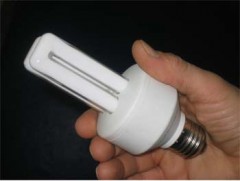 Ejemplo de CFLi comúnmente conocida como “lámpara ahorradora de energía”.