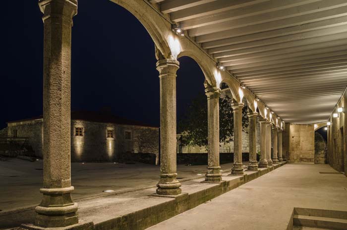 Iluminación- proyectores- luz- Castillo de Monterrei- IGuzzini