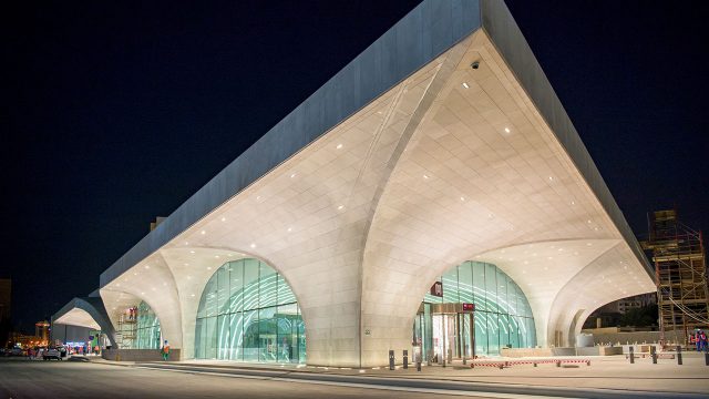 La impresionante iluminación lineal del Metro de Doha en ...