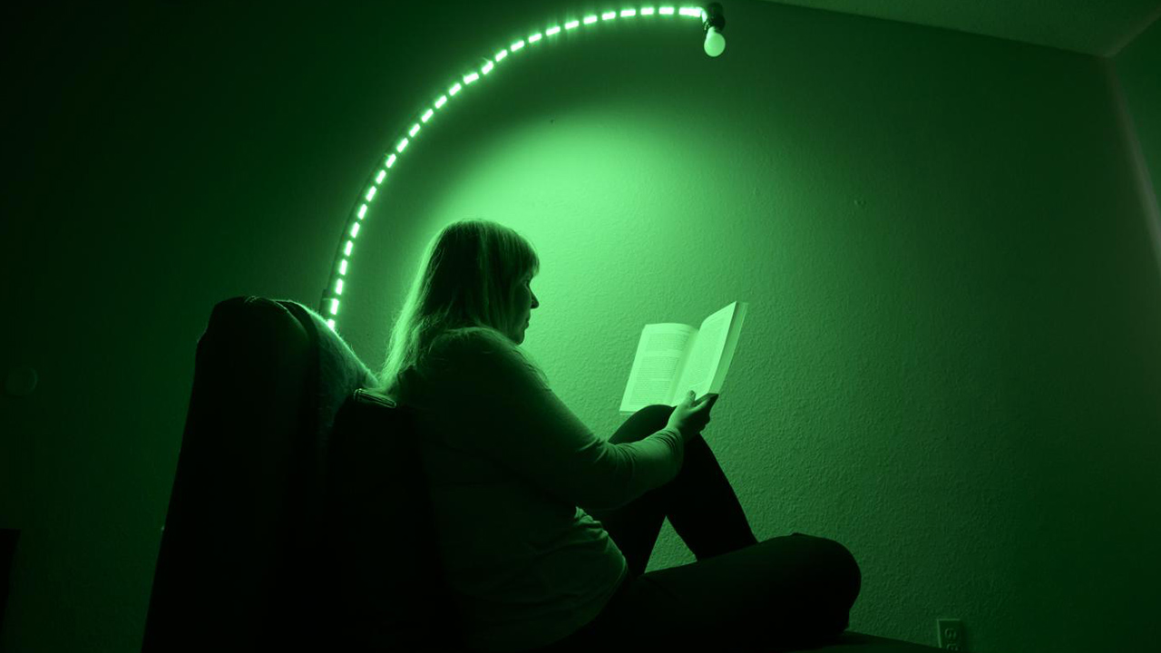 Se demuestra como la luz verde reduce la frecuencia e intensidad de las  migrañas - smartlighting